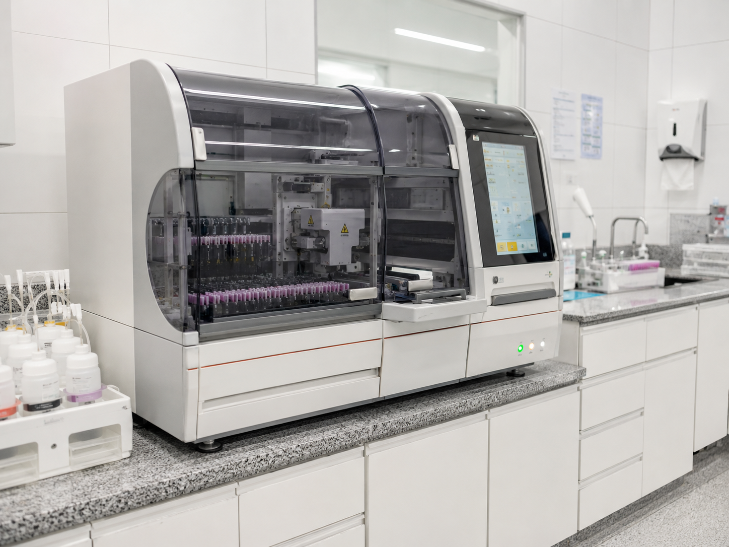 Equipamento de coloração automática no laboratório
